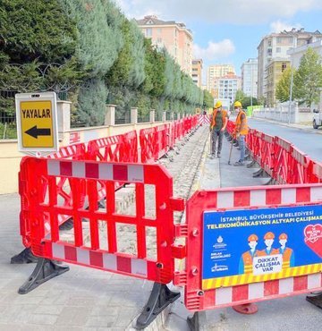 İstanbul’da fiber altyapı maliyetinin yüzde 80’inin kazıdan kaynaklandığını belirten İSTTELKOM Genel Müdürü Yücel Karadeniz, kazı izni yetkisinin de İBB’den ilçe belediyelerine devredilmesiyle, İstanbul’da yatırım yapmak isteyen kuruluşların her ilçede farklı bir yönetimden, şehir genelinde ise 39 farklı ilçeden onay almak zorunda kaldığına dikkat çekti.