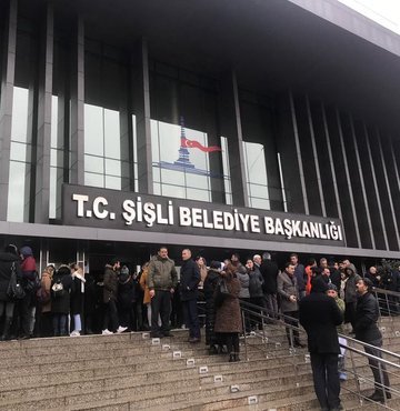 Şişli Belediyesi’nin sunucularına fidye yazılımı yüklenerek bir siber saldırı gerçekleştirildi. İhlalden etkilenen kişi ve kayıt sayısı henüz tespit edilemezken, belediyeye ait dosya ve klasörlerin şifrelendiği saldırı ile ilgili inceleme başlatıldı.