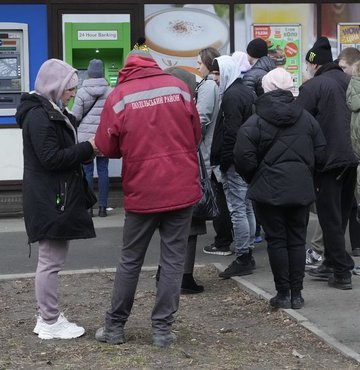 Rusya’nın sabahın erken saatlerinde başlattığı işgal hareketinden sonra Turkcell’in sahibi olduğu Ukrayna’nın en büyük 3. GSM operatöründen de açıklama geldi. Ülkede 9 milyonu aşkın abonesi olan lifecell, “Yalnızca resmi kaynaklara güvenin ve hiçbir şekilde panik yapmayın. Her şey Ukrayna için…” duyurusu yaptı.