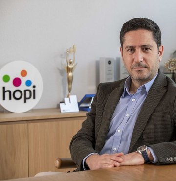 Boyner Grup’un 12.5 milyon kullanıcıya ulaşan mobil sadakat uygulaması Hopi, yeni ödeme yöntemi Hopipay’i tanıttı. Hopi CEO’su Yalın Özcan, “Hopipay ile özellikle son dönemin trendlerinden olan ‘akıllı alışveriş’ yönelimine de katkı sunduğumuza inanıyorum” dedi.