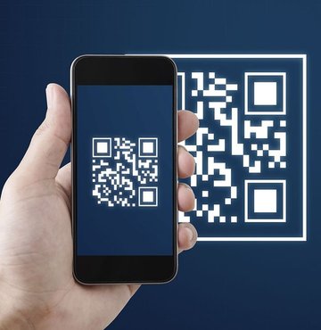 Fiziksel ve dijital dünya arasında bir köprü olan QR kodların pandemi döneminde oldukça popüler bir hale gelmesi hacker’ların da dikkatini çekiyor. Siber saldırganların internet kullanıcılarını ağına düşürmek için sahte QR kodlarını giderek daha fazla kullandığına dikkat çeken uzmanlar, QR kodlu kimlik avı dolandırıcılığı (Quishing) mağduru olunmaması için dikkat edilmesi gereken 5 öneriyi sıraladı.